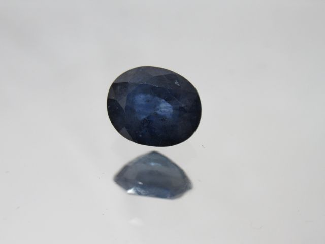Null Blue sapphire. Weight : 2,24 carats. With its certificate.