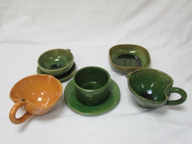 Null VALLAURIS，陶瓷制品，包括2个酱缸，一个杯子和它的下杯，一个ravier和一个锅和它的休眠器，芯片。