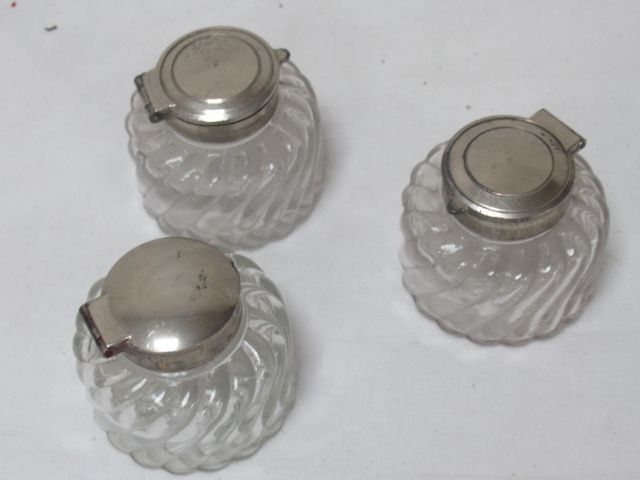 Null Set of three moulded glass inkwells, silver plated lid, h: 6cm.