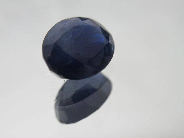 Null Blue sapphire (Kenya). Weight : 5,48 carats. With its certificate.