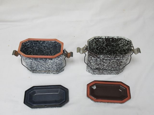 Null Set di due lunch box in metallo laccato. 10-13 cm
