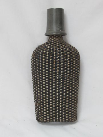 Null Antique pewter gourd, covered with wicker. 25 cm