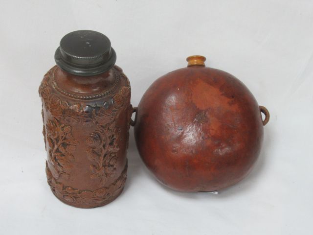 Null 拍品包括一个葫芦丝瓶（15厘米，缺少瓶塞）和一个石器瓶（锡制瓶塞）。19厘米