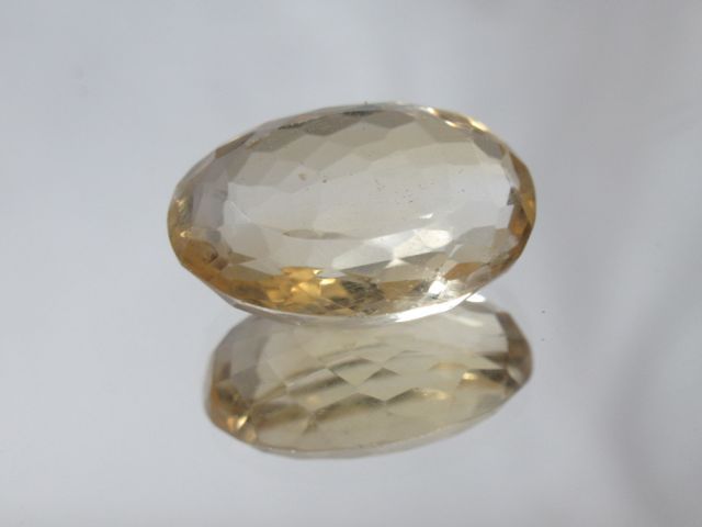 Null Citrine, oval. Weight : 13,27 carats. With its certificate.