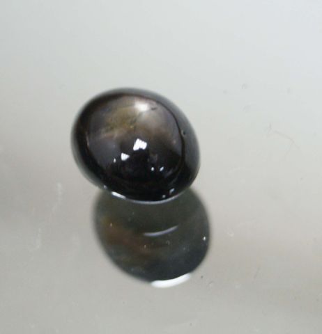 Null Important cabochon of black star sapphire on paper.

Weight : 13,67 cts app&hellip;