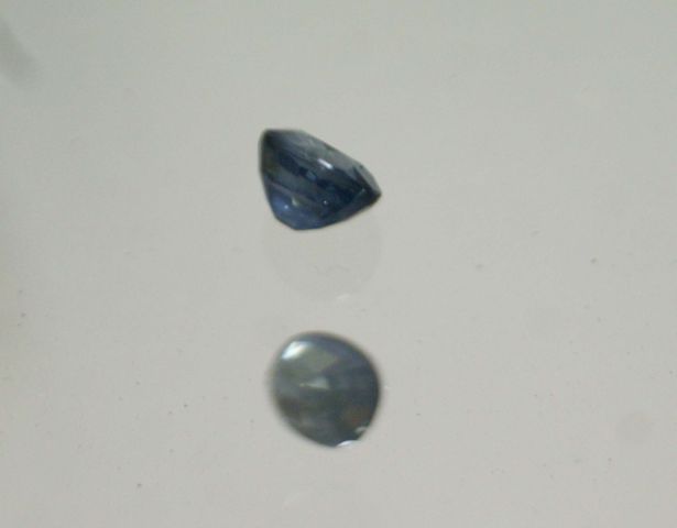 Null Oval sapphire on paper.

Weight : 1,16 ct approx.