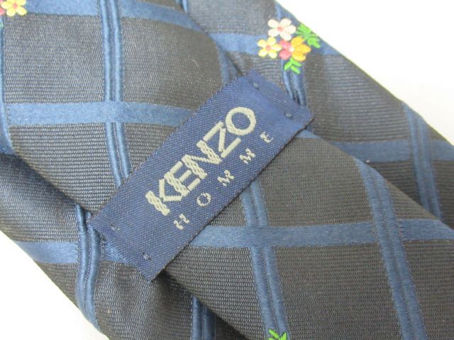 Null KENZO Cravate en soie, à décor de fleurs.