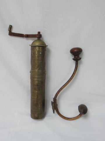 Null 拍品包括一个涂漆的金属和木质衣钩和一个铜制的胡椒磨（口）。22-27厘米