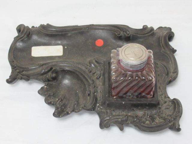 Null 发黑的木头和红石笔盒，罗盖尔装饰和它的玻璃墨水瓶，长：27厘米。