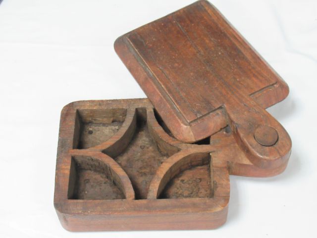 Null AFRICA Wooden box. Length: 23 cm