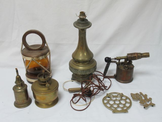 Null 黄铜制品，包括一个手电筒，2个杯垫，3个灯。附有一个木制和玻璃灯笼。高度：18-39厘米
