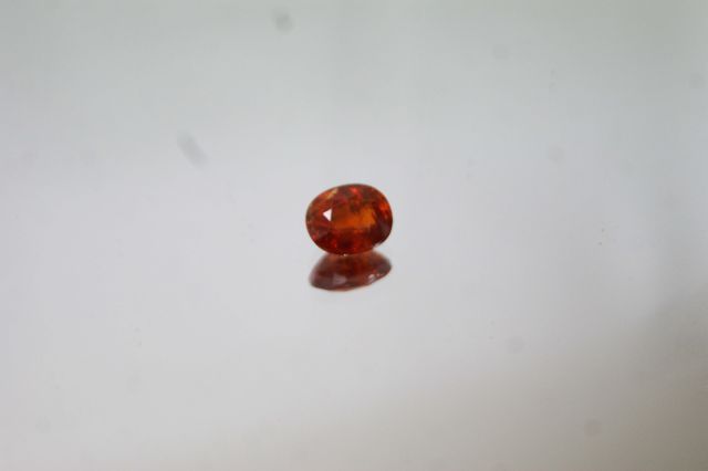 Null Beautiful oval garnet on paper. 

Weight : 2,61 carats approx.