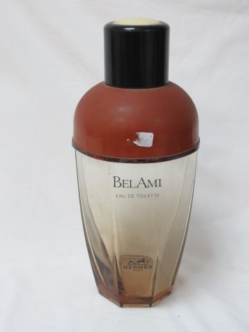 Null HERMES Grande bottiglia in vetro resina per il profumo "Bel Ami". (vuoto). &hellip;