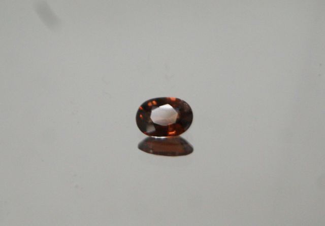 Null Joli zircon orange rosé de taille ovale sur papier. 

Poids : 1.05 carat en&hellip;