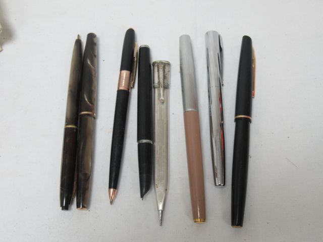 Null Lot de stylos plume et stylos billes dont 2 formant parure. En métal et rés&hellip;