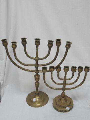 Null JUDAIKA Ein Satz von zwei bronzenen Menorahs. Höhe: 31-44 cm