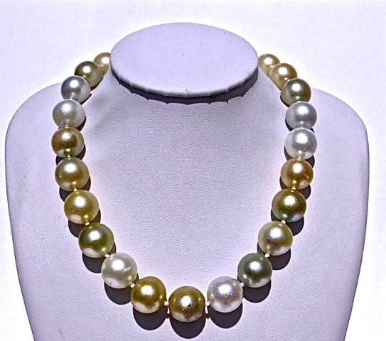 Null Exceptional necklace of 32 large round natural pearls AAA multicolored seas&hellip;