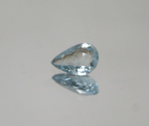 Null 一颗美丽的梨形切割海蓝宝石在纸上。

重量 : 1,39克拉左右。