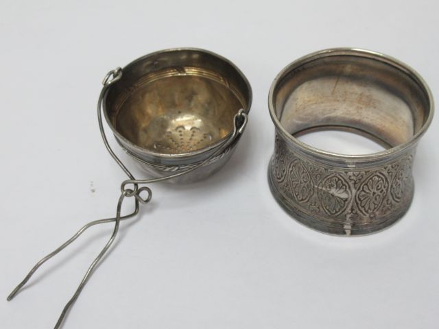Null 银制品，包括一个茶叶通（变形）和一个餐巾环。重量：43克