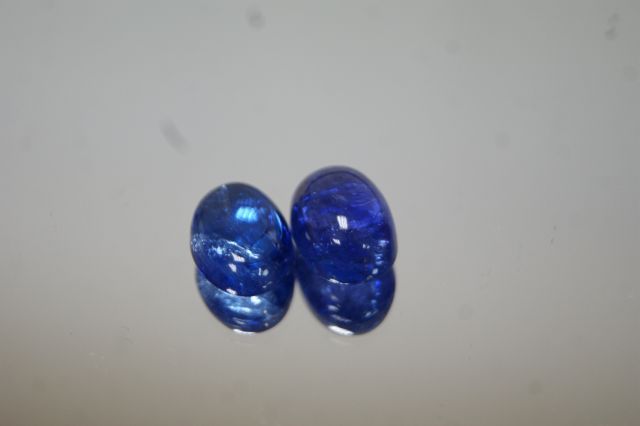 Null Lot of two tanzanite cabochons. Total weight: 16.3 carats.