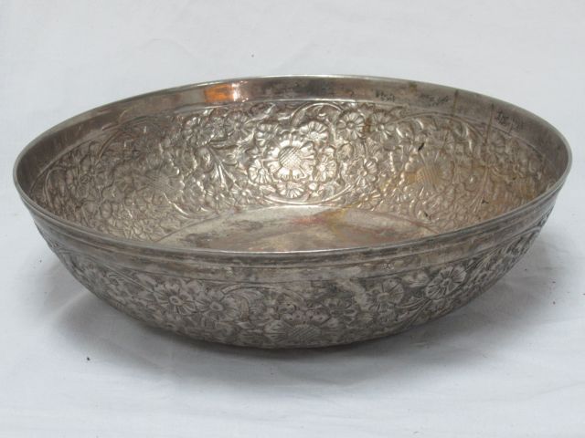 Null 镀银大碗，装饰有风格化的植物。8 x 32 cm