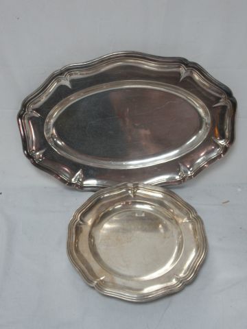 Null ERCUIS Piatto ovale placcato argento. Bordi curvi. 48 x 34 cm Un piatto rot&hellip;