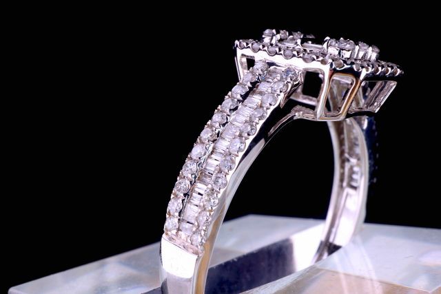 Null Alta gioielleria. Eccezionale anello in oro bianco 18 carati. Piastra e cor&hellip;
