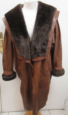 Null 棕色长皮大衣。有金色羊皮的领子和袖子。肩宽：56厘米 长：104厘米 大约在1980年。TBE。