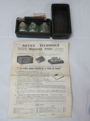 Null REY-COQUAIS fils测试套装，包括一个试金石和3个烧瓶（空），装在其电木箱中。约1950/60年。长度： 13 cm