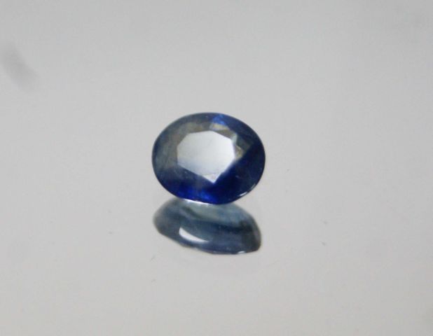 Null Saphir bicolore de taille ovale sur papier. 

Poids : 1,59 carat env.