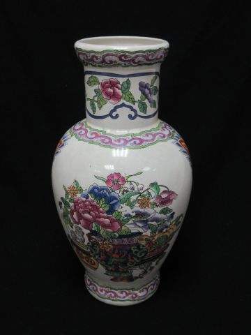 Null Polychrome Porzellanvase mit chinoisierendem Dekor. Höhe: 38 cm