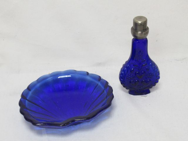 Null Lot en verre bleu, comprenant un flacon et un vide-poche. 10 cm