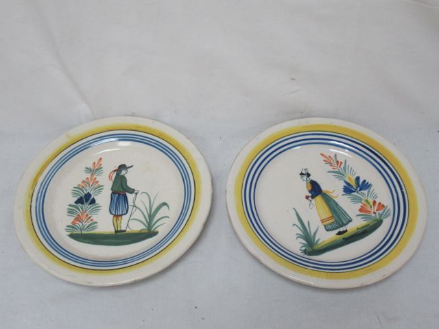 Null QUIMPER Pair of plates decorated with characters. Diameter: 25 cm