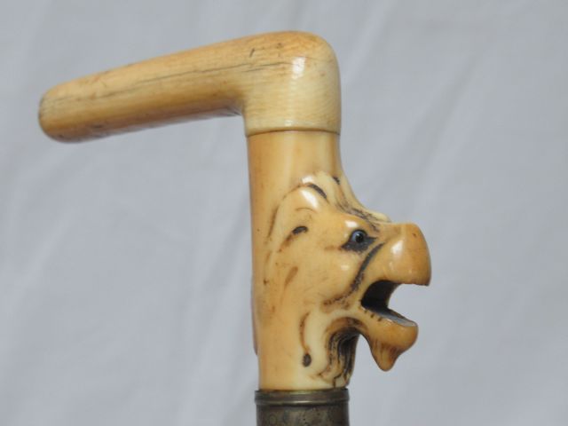 Null 竹制手杖，象牙雕刻的旋钮，有变幻莫测的装饰。金属环。84厘米。