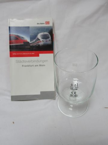 Null DB广告套装，包括一本火车手册和一个玻璃杯。12-20厘米