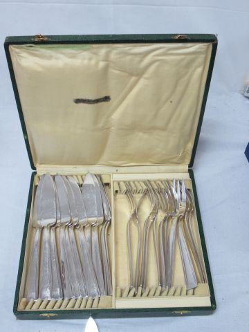 Null ERCUIS Fish cutlery, including 12 forks and 12 knives. In a case.