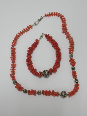Null Lot in silver and coral, including a bracelet and a necklace.