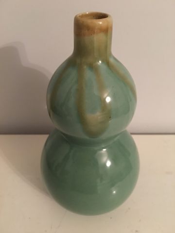 Null JAPON - Vase double gourde vert céladon et nuances ocre jaune H 21 D 11 cm