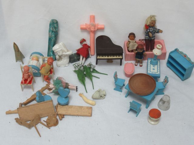 Null Petit lot de jouets anciens : poupées, mobilier … 8-12 cm (en l'état)