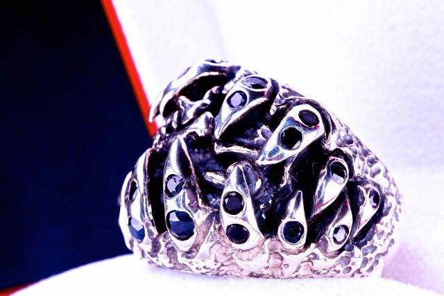 Null 重要的中性戒指，"哥特式 "的下巴形状，镶嵌有30颗天然蓝宝石，吞噬着一个骷髅，纯银材质，有印记和标题925/1°°°° - 高2.2厘米，宽2.6厘&hellip;