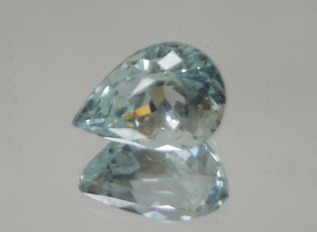 Null Sublime and important pear cut aquamarine on paper.

Weight : 7.64 carats a&hellip;