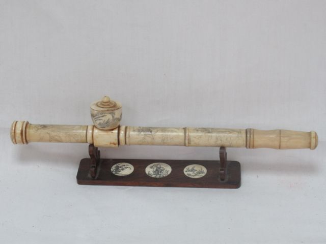 Null 中国 骨质鸦片烟斗，刻有宫廷场景，长38厘米。带着它的木质支架