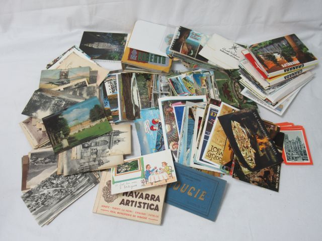 Null Lot of modern and semi-modern postcards. Detachable views are attached.
