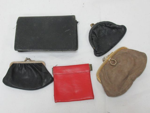 Null 一套古董皮革和织物钱包（其中一个非常损坏）。约1960-70，9-14厘米