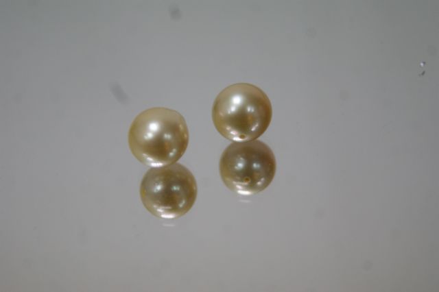 Null South Sea pearl pairing. Pierced. Diameter: 8 mm