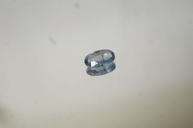 Null Oval sapphire on paper. 

Weight : 1,56 carat approx.
