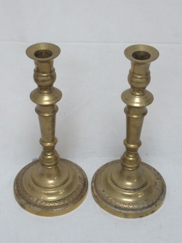 Null Un par de candelabros de bronce, modelo Restaurayion. Altura: 26 cm