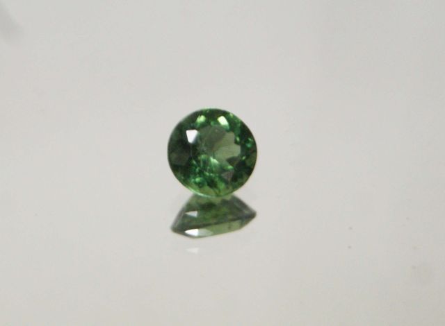 Null Brilliant cut apatite on paper 

Weight : 1.18 carat approx.