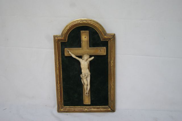 Null Crucifix en ivoirine et bois doré. (manques). 28 x 18 cm