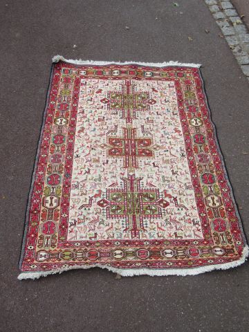Null ORIENTS 羊毛和丝绸地毯，米色背景上的动物造型 110x95厘米